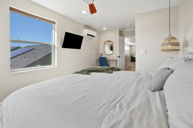 Building Photo - 304 Cliff Swallow Ave