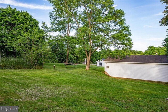 Building Photo - 709 Dicks Hollow Rd
