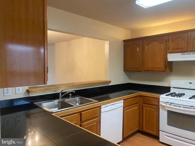 Building Photo - 5604 Gresham Ln