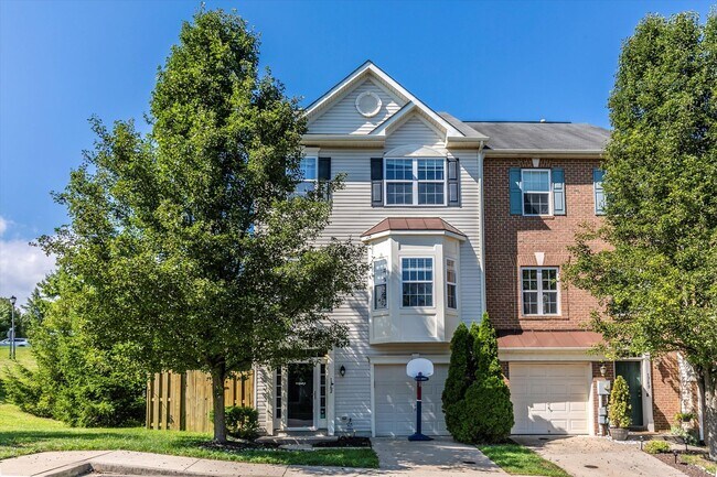 Building Photo - Twin Arch