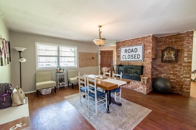 Building Photo - Updated and Spacious 4 Bedroom Home Near UofA! AVAILABLE IN JULY!!