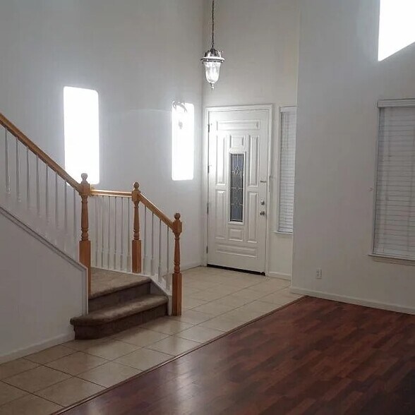 Building Photo - 814 Round Hill Dr