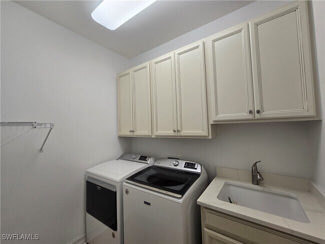 Building Photo - 1453 Alhambra Dr
