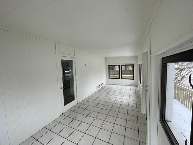 Building Photo - 5 Bedroom Available NOW