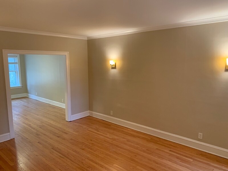 Building Photo - 2046 W Farragut Ave