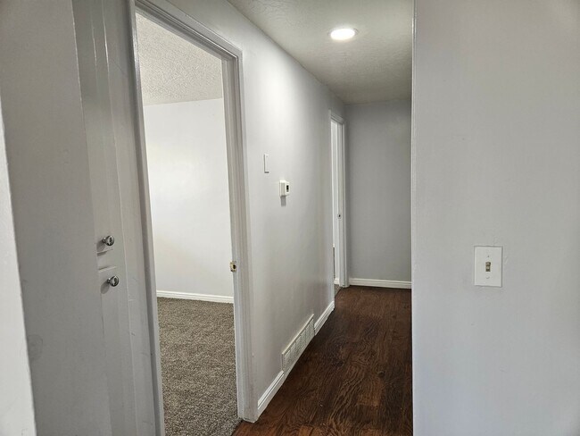 Building Photo - Beautiful 5 Bedroom home in Great Layton Location!