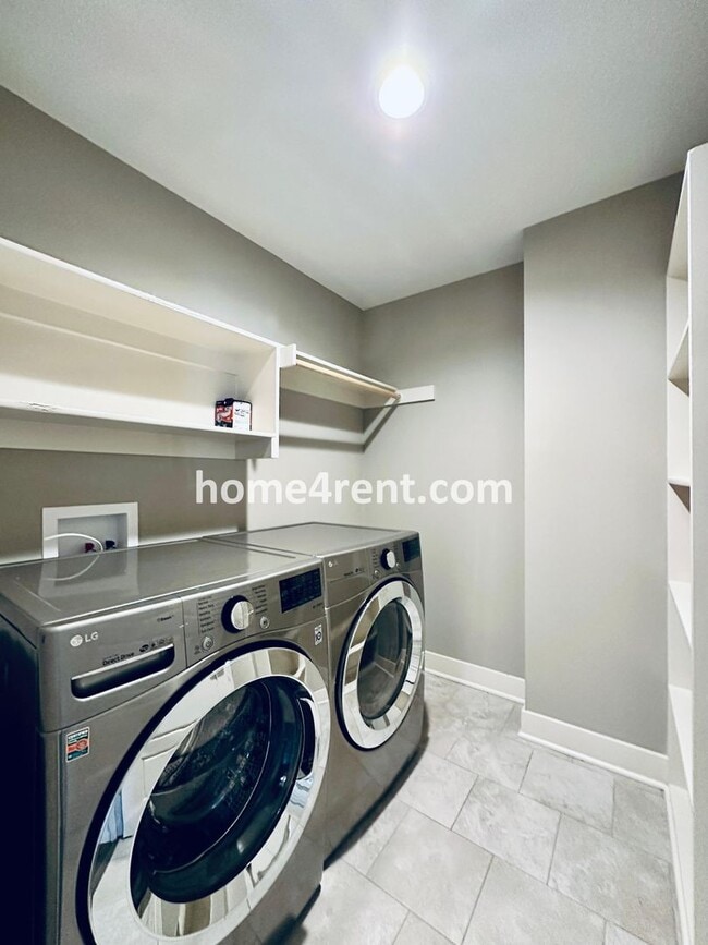 Building Photo - Stunning, Maintenance Free Townhome in Desoto w/ an Elegant Kitchen and Wood Floors Throughout!