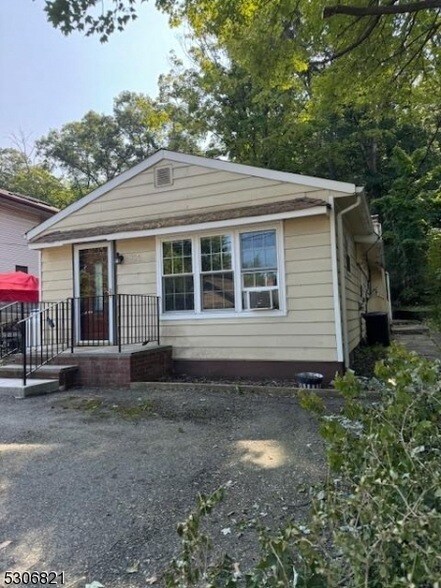 Building Photo - 354 Maxim Dr