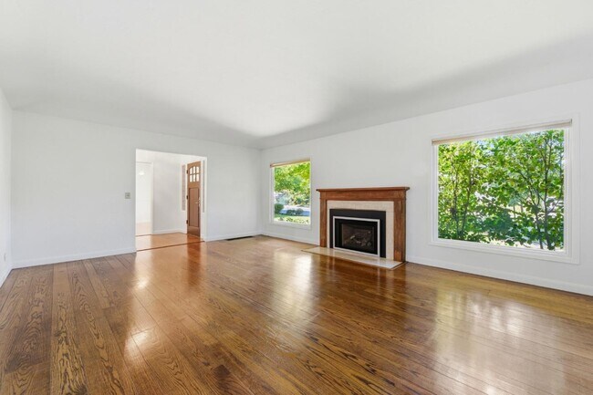 Building Photo - 1825 White Oak Dr