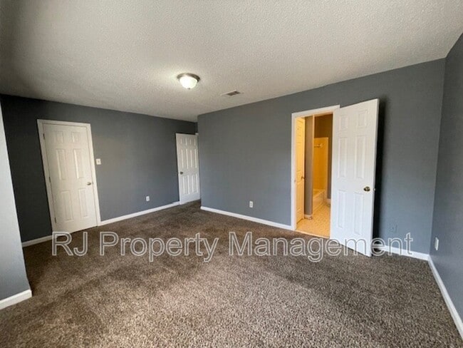 Building Photo - 5560 Blossom Ln