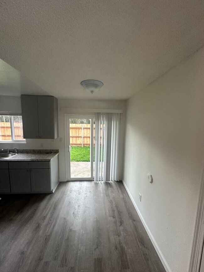 Building Photo - Nice move-in ready two bedroom one bath unit