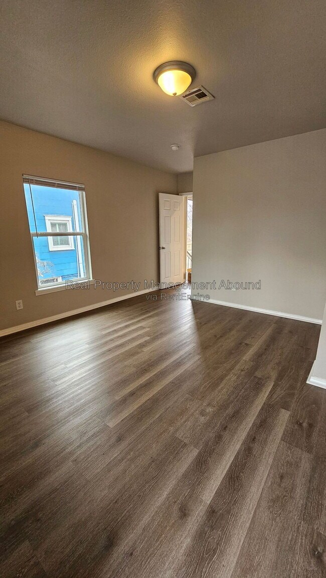 Building Photo - 727 S Olympia Ave