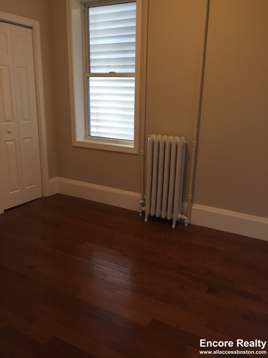 Building Photo - 241 Maverick St