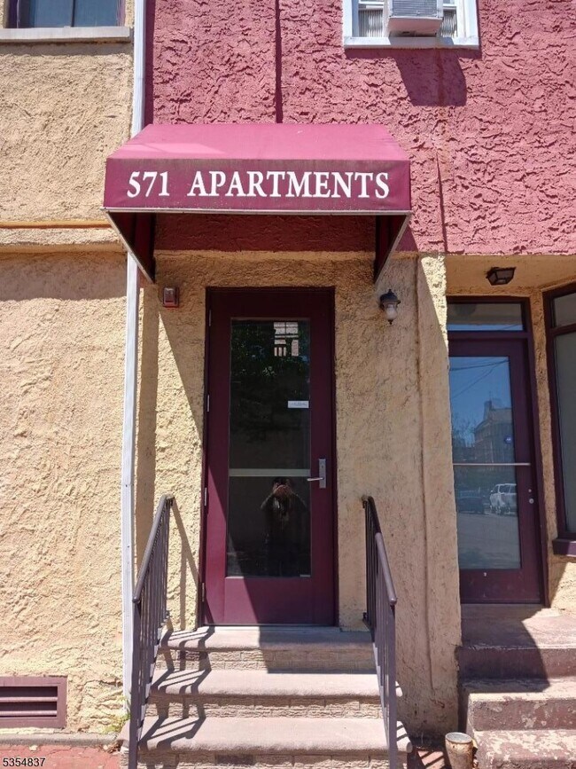 Primary Photo - 571 Bloomfield Ave