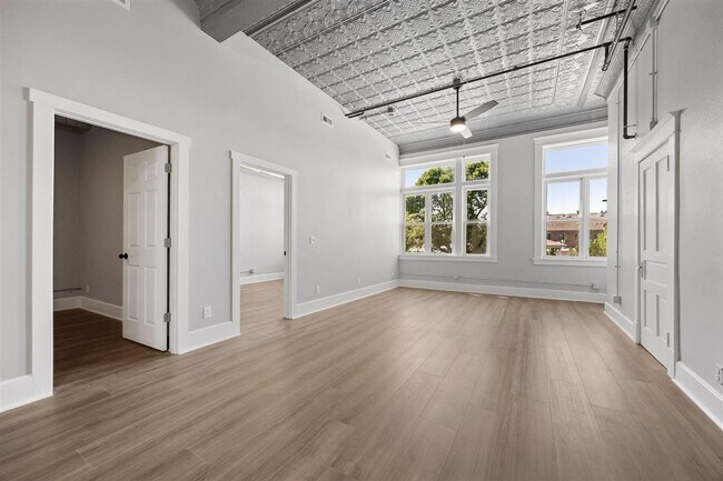 Building Photo - 208 E Main St