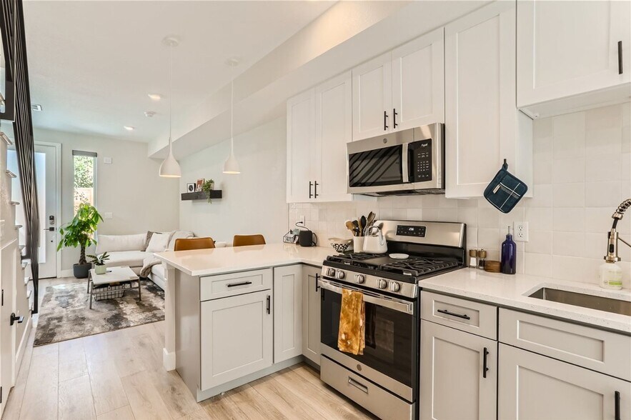 Building Photo - 1277 Yates St