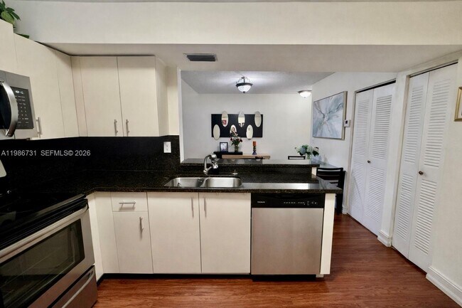 Building Photo - 9731 Fontainebleau Blvd