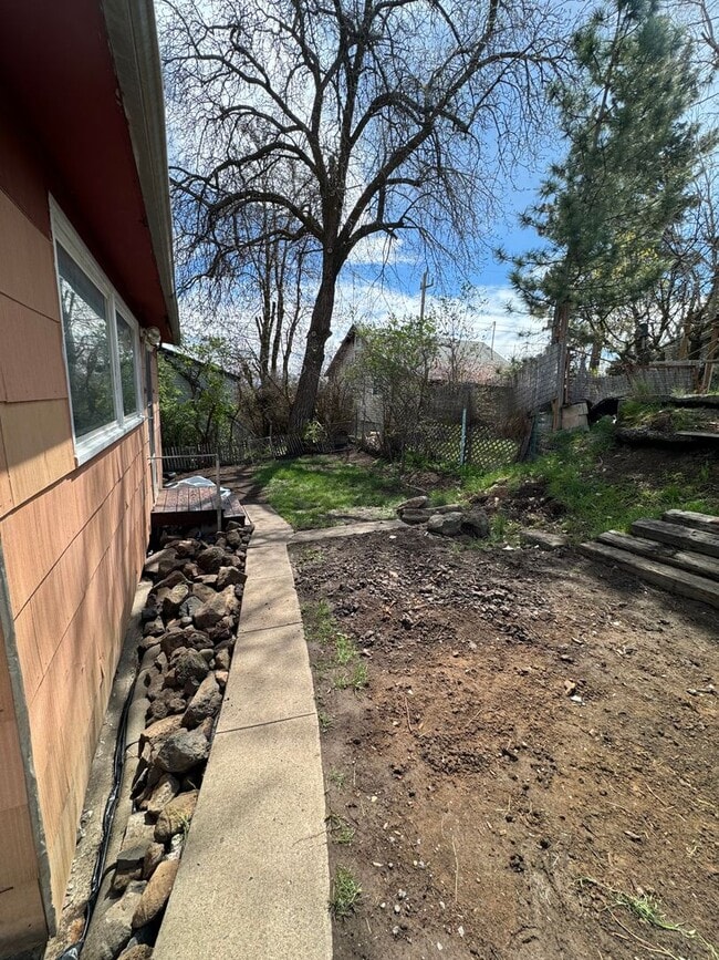 Building Photo - Vintage 2 bed 1 bath with view and basement