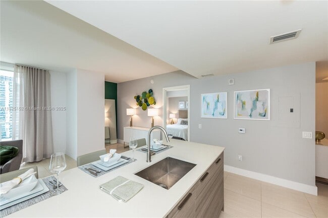 Building Photo - 1300 Brickell Bay Dr
