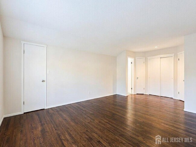Building Photo - 540 Sayre Dr