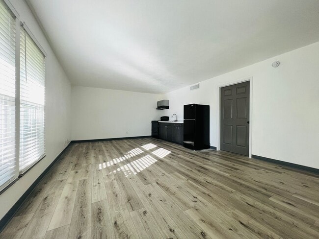 Building Photo - 2 Bedroom Duplex, near UNLV- Utilities Included!!