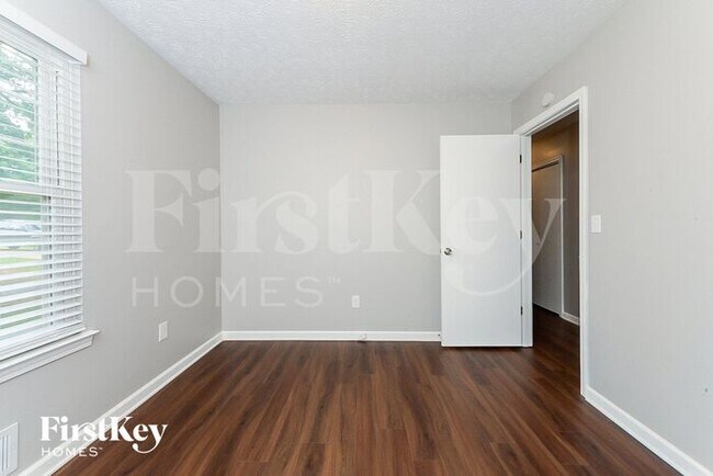 Building Photo - 470 Willow Ln