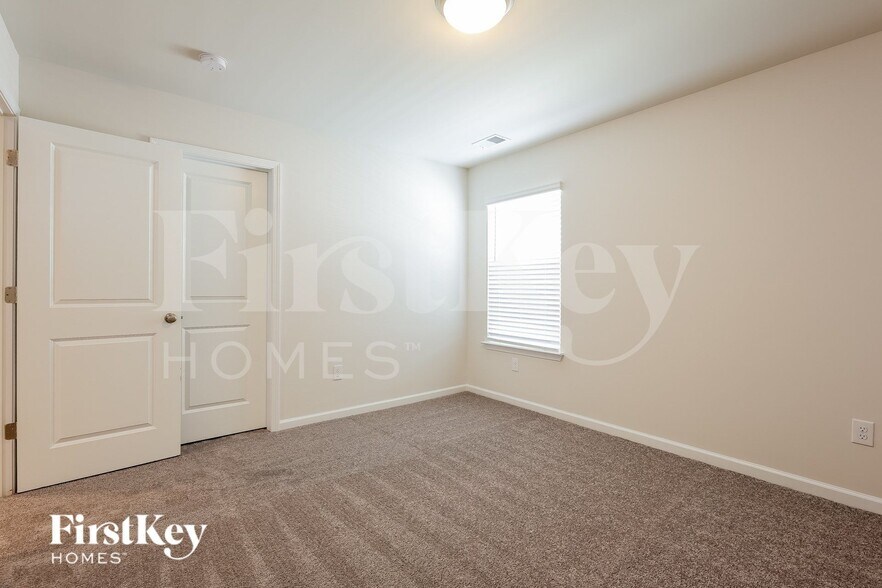 Building Photo - 302 Stonefence Dr