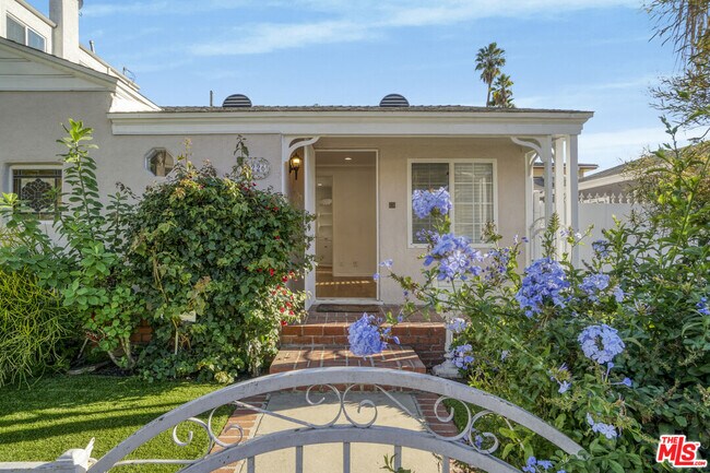 Building Photo - 10226 Regent St