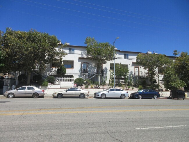 Primary Photo - Wonderful townhouse on Glenoaks!