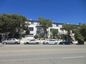 Building Photo - Wonderful townhouse on Glenoaks!