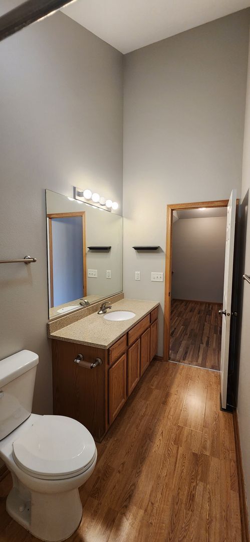 Building Photo - 2 bed 2 Bath Town House