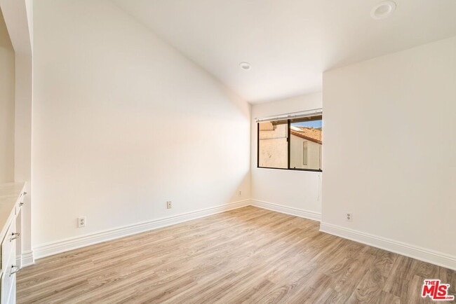 Building Photo - 1559 Palisades Dr