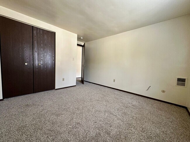 Building Photo - Spacious One Bedroom Apartment! Laundry On...