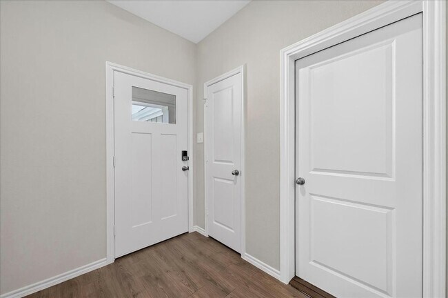 Building Photo - 717 Sweet Pea Dr