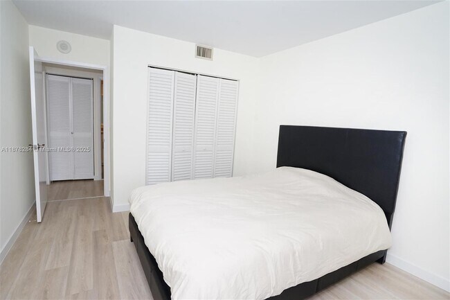 Building Photo - 2500 Parkview Dr