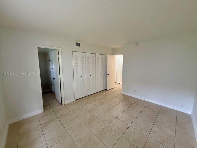 Building Photo - 702 Gardens Dr