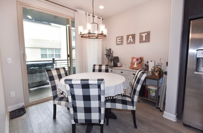 Building Photo - 1812 Mint Ter