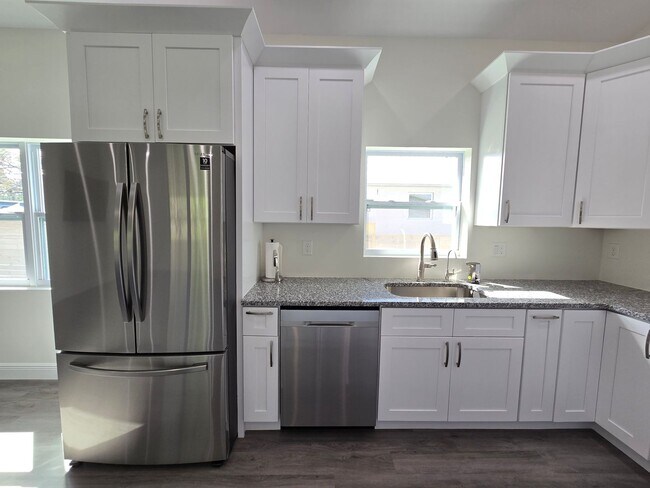 Building Photo - Charming 3-Bedroom, 2-Bath Home in Sarasota ~ Near Legacy Trail