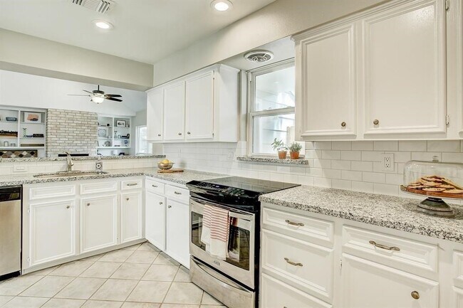 Building Photo - 1074 Apache Falls Dr