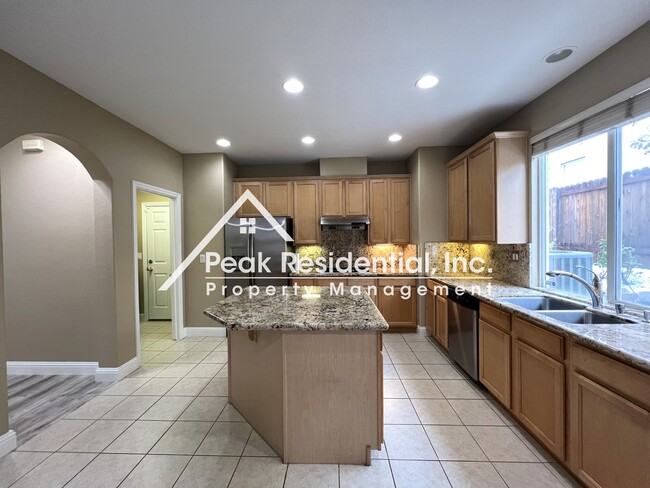 Building Photo - Beautiful Empire Ranch 5bd/3ba Home with 3 Car Garage - Must See