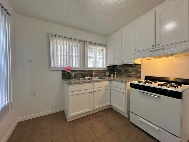 Building Photo - 1578E