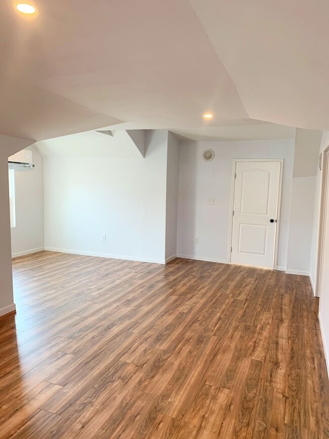Building Photo - Beautifully Renovated and Move in Ready!