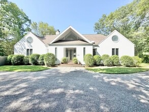 Building Photo - Seasonal Rental : EH Contemporary with Pool & Private Tennis