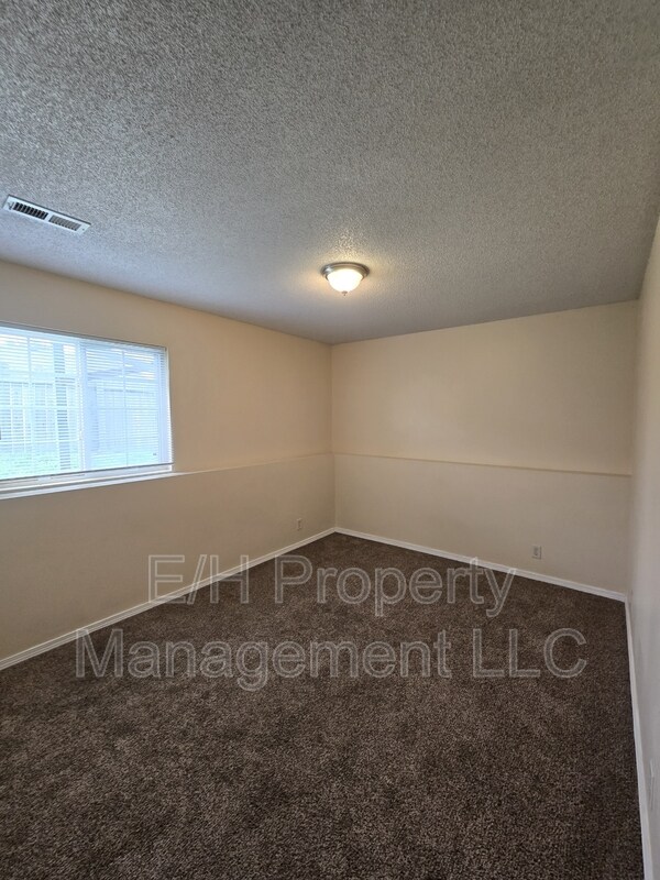 Building Photo - 4460 S Elizabeth Ave