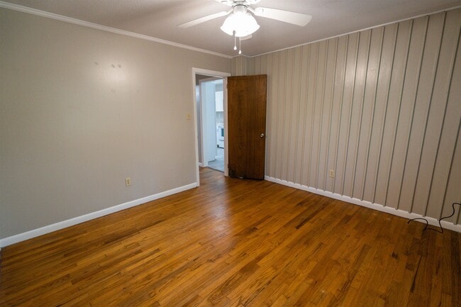 Building Photo - 2103 Evergreen Dr