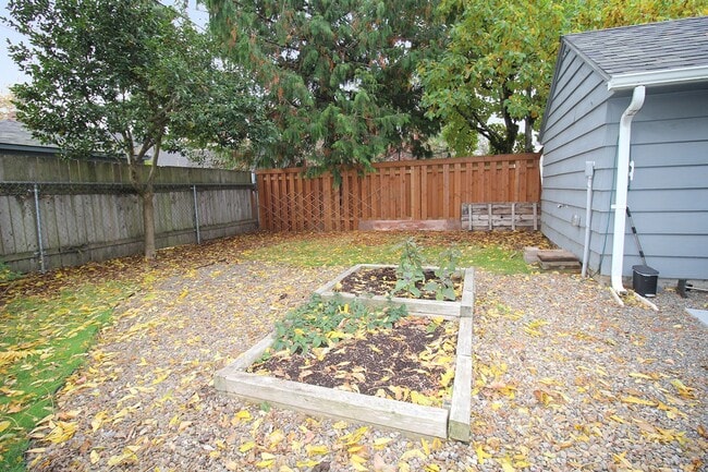 Building Photo - 9020 SE Stephens St