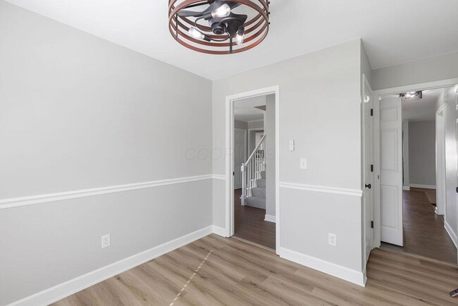 Building Photo - 554 Pointview Dr