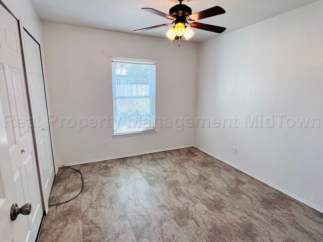 Building Photo - Charming 2 bedroom 1-bathroom Duplex unit ...