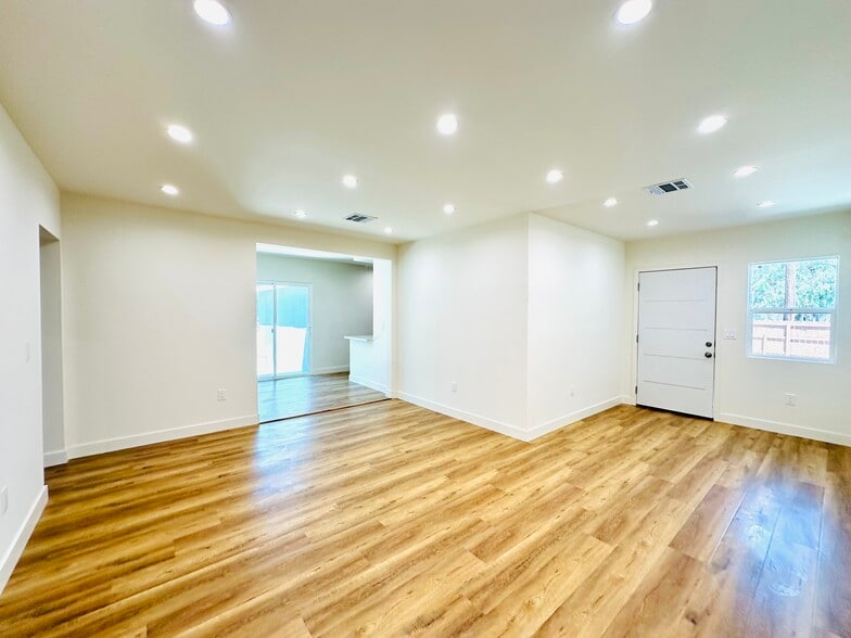 Building Photo - 11104 Oxnard St