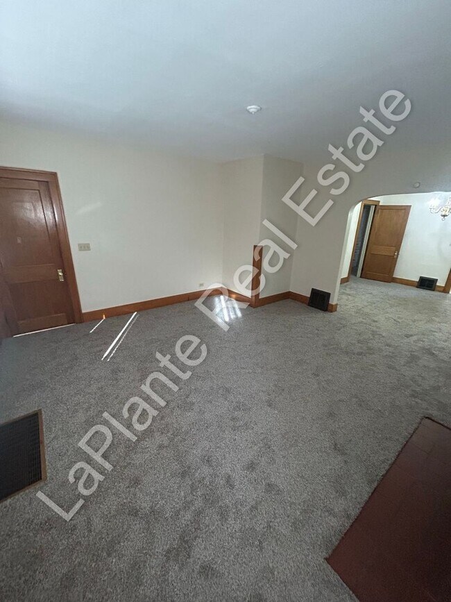 Building Photo - 1439 Vassar Dr